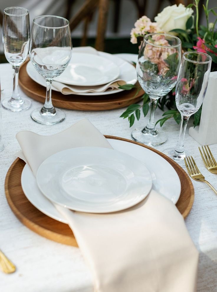 Renta de chargers para montaje de mesa elegante